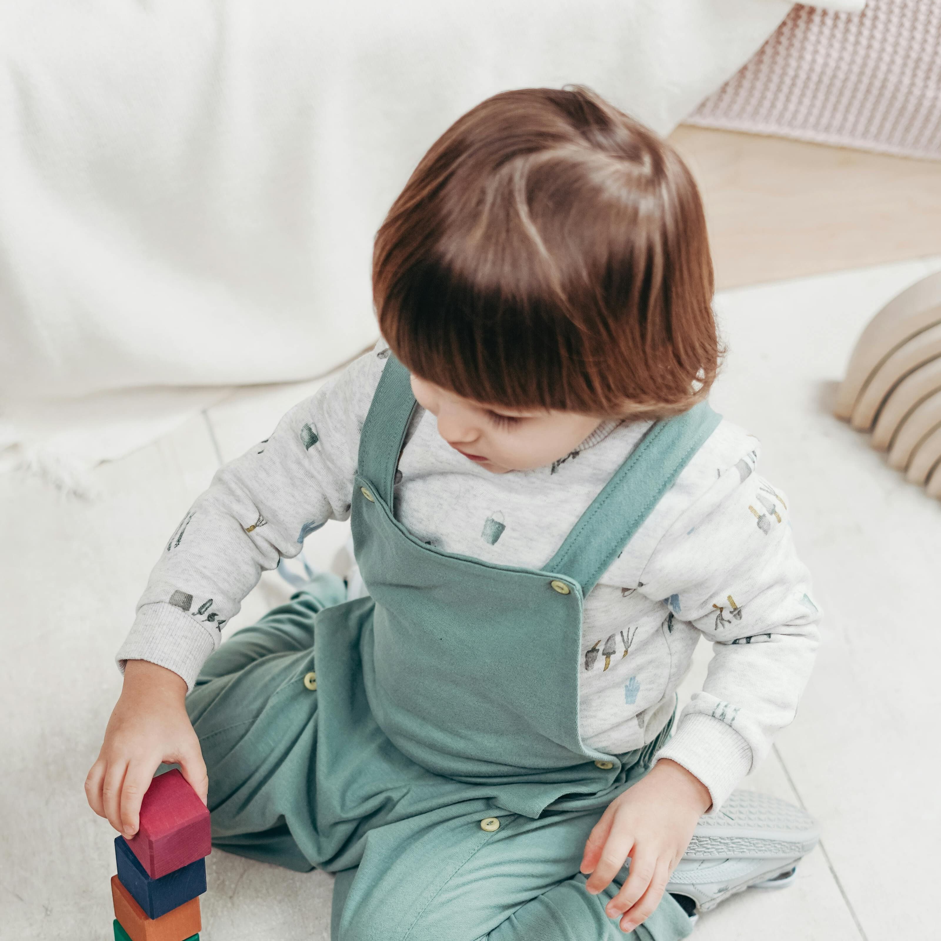 Enfant jouant avec sa nounou
