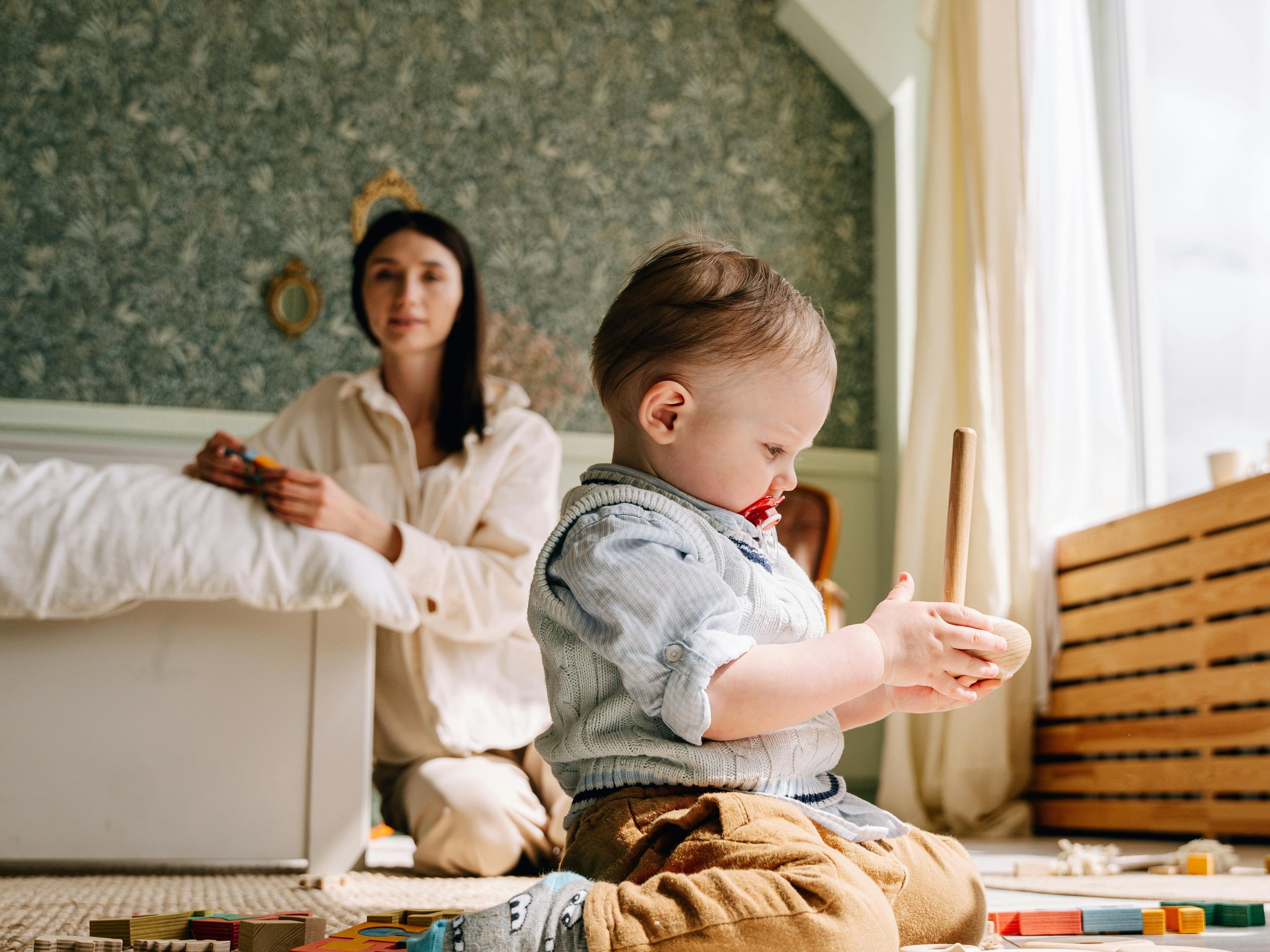 Famille heureuse avec sa nounou